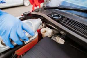 Какие жидкости нужно регулярно проверять и менять в автомобиле